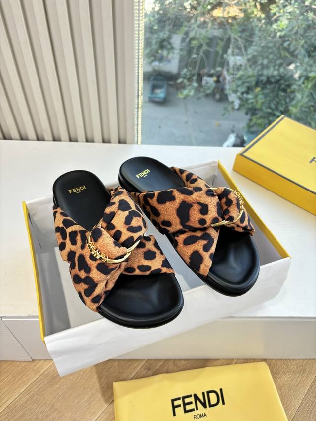所见即所得G187顶级版本Fendi 芬迪凉鞋拖鞋走秀主推系列，新品上线，芬具桌脚设计灵感改创于今年秀场的主推系列鞋履 当季新品拖鞋，众所周知，鞋子永远设计为高