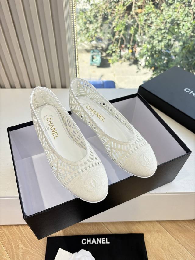 G178所见即所得代购级Chane*25S小香奈儿搂空编织新款爆品玛丽珍单鞋妥妥的自留款！！比经典款Slingback舒服太多啦！每个颜色上脚都很显白 的显白利