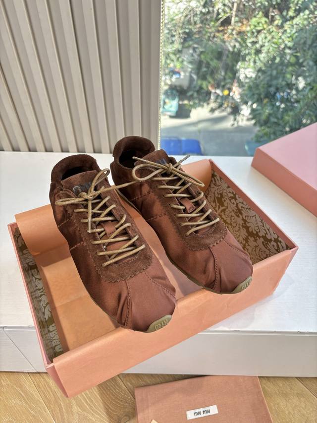 Miumiu缪缪春夏最新走秀款薄底鞋 休闲鞋 超多明星网红种草 国内外博主刷爆的一款 小红书种草系列 复古又时髦上脚美炸了 简约的运动板鞋设计，极具辨识度的鞋舌