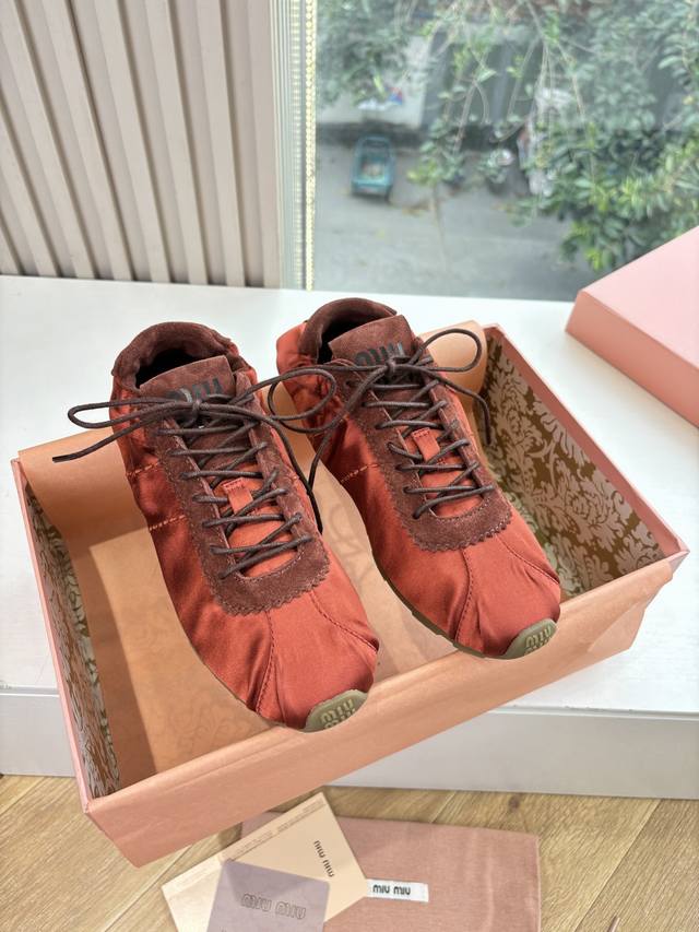 Miumiu缪缪春夏最新走秀款薄底鞋 休闲鞋 超多明星网红种草 国内外博主刷爆的一款 小红书种草系列 复古又时髦上脚美炸了 简约的运动板鞋设计，极具辨识度的鞋舌
