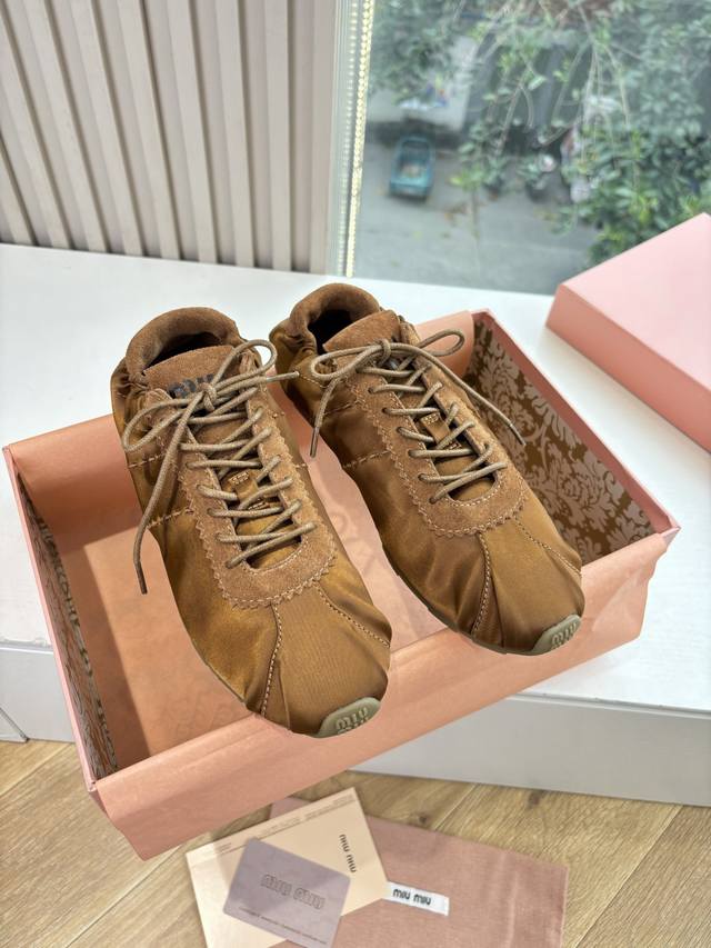 Miumiu缪缪春夏最新走秀款薄底鞋 休闲鞋 超多明星网红种草 国内外博主刷爆的一款 小红书种草系列 复古又时髦上脚美炸了 简约的运动板鞋设计，极具辨识度的鞋舌