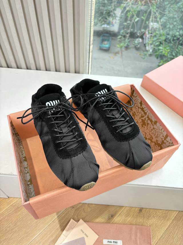 Miumiu缪缪春夏最新走秀款薄底鞋 休闲鞋 超多明星网红种草 国内外博主刷爆的一款 小红书种草系列 复古又时髦上脚美炸了 简约的运动板鞋设计，极具辨识度的鞋舌
