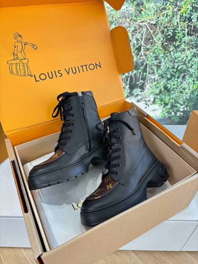 G049顶级品质Lv路易威登 菲董 联名 走秀款 胖丁 厚底 休闲 运动鞋 阿甘鞋切尔西短靴 此次系列包括从简约风格的运动鞋到引人注目的跑鞋。Lv以其标志性的厚