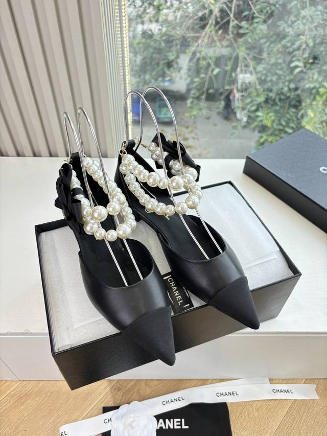 G178所见即所得顶级品质Chane*｜小香25K新品脚环大珍珠双C山茶花尖头拼色平底中空凉鞋 这款凉鞋以利落剪裁开启春夏序章。 拼色设计碰撞出鲜活灵感 中空版