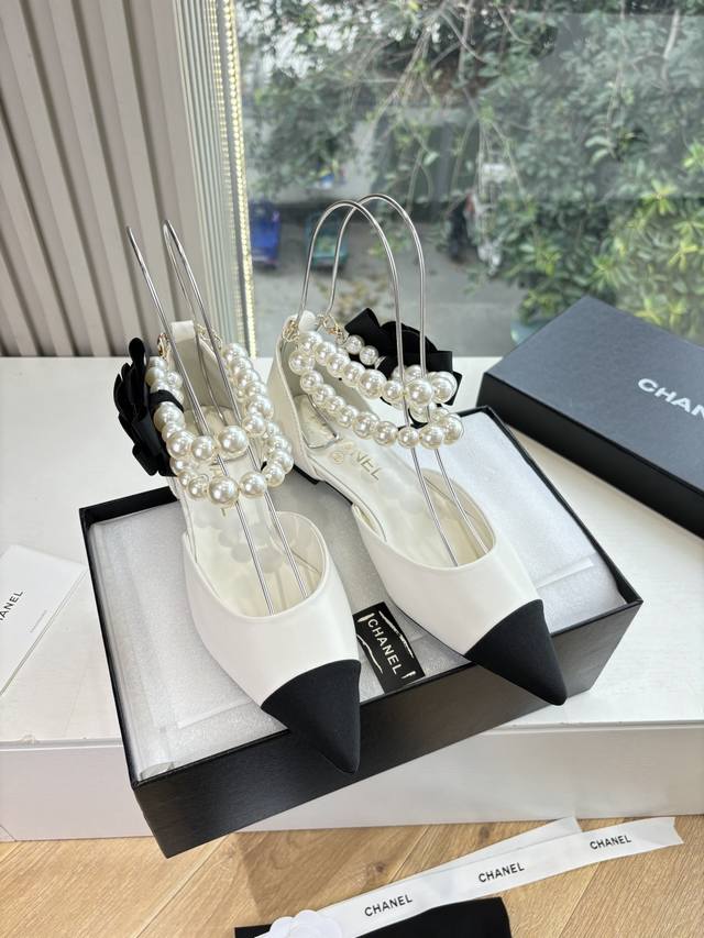 G178所见即所得顶级品质Chane*｜小香25K新品脚环大珍珠双C山茶花尖头拼色平底中空凉鞋 这款凉鞋以利落剪裁开启春夏序章。 拼色设计碰撞出鲜活灵感 中空版