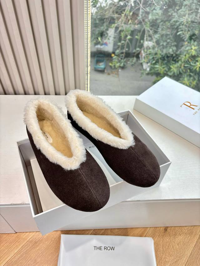 G679所见即所得The Row 25Wf新品复古毛毛鞋双毛毛鞋以品牌标志性极简美学 注解秋冬“宅家精致主义”。 甄选柔密羊毛短绒包裹鞋面 焦糖等低饱和杏系呼应
