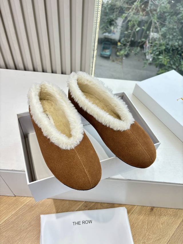 G679所见即所得The Row 25Wf新品复古毛毛鞋双毛毛鞋以品牌标志性极简美学 注解秋冬“宅家精致主义”。 甄选柔密羊毛短绒包裹鞋面 焦糖等低饱和杏系呼应