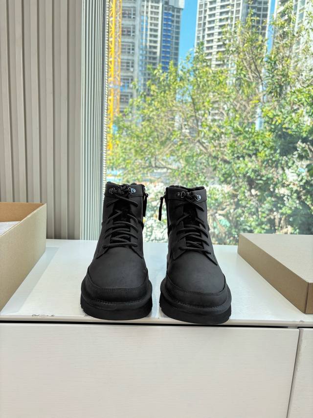 G178所见即所得Ugg秋冬新款鞋厚底休闲鞋作为的领军品牌，这双新款同样延续了其一贯的舒适理念，穿在脚上轻盈自在，仿佛踩在了云朵上一般。而且，它的鞋底采用Eva