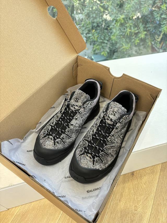 出货快只做顶级G077顶级版本萨落蒙代购级别Mm6针织Salomon 联名款半拖鬼才设计师品牌，一个轻奢品牌上脚很百搭哦，也很随脚舒适，这一款德国训练鞋延续了经