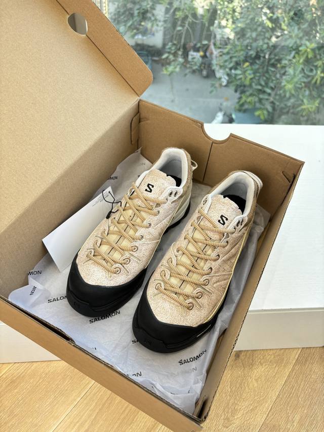 出货快只做顶级G077顶级版本萨落蒙代购级别Mm6针织Salomon 联名款半拖鬼才设计师品牌，一个轻奢品牌上脚很百搭哦，也很随脚舒适，这一款德国训练鞋延续了经