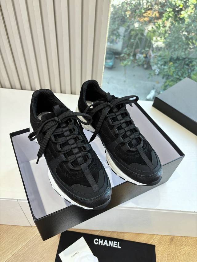 G059所见即所得Chanel 香奈儿 2025新款小香风麂皮圆头熊猫菱格厚底运动鞋时尚增高鞋休闲鞋 面料：进口磨砂牛皮 内里：元版内里 鞋底：原版开模鞋底 全
