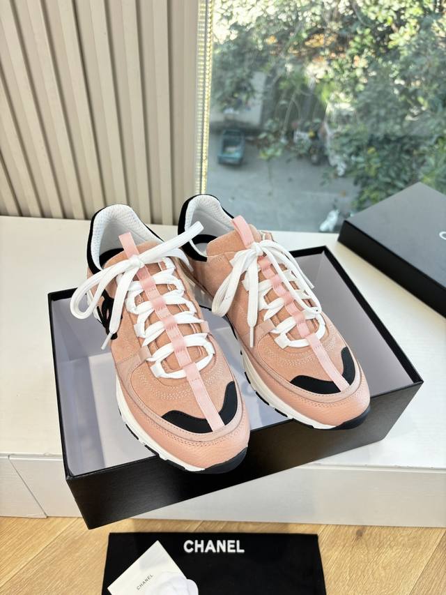 G059所见即所得Chanel 香奈儿 2025新款小香风麂皮圆头熊猫菱格厚底运动鞋时尚增高鞋休闲鞋 面料：进口磨砂牛皮 内里：元版内里 鞋底：原版开模鞋底 全