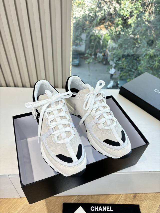 G059所见即所得Chanel 香奈儿 2025新款小香风麂皮圆头熊猫菱格厚底运动鞋时尚增高鞋休闲鞋 面料：进口磨砂牛皮 内里：元版内里 鞋底：原版开模鞋底 全