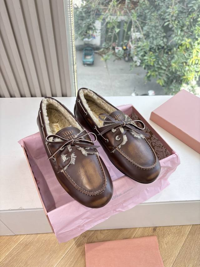 现货供应G178代购级别独家首发Miumiu缪缪毛单鞋乐福鞋2025新款棉鞋毛毛靴来自Miu Miu系列的细节特写 新季的潮流要素 与此刻挚爱的概念，多元对撞，