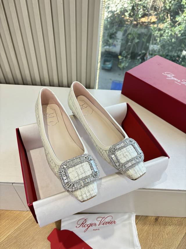 所见即所得代购级别G988 * Rv25最新款花朵系列双钻扣显白C位钻扣玛丽珍单鞋！法式复古感好迷人一眼就相中，显白又显优雅气质~无论是搭配裙装还是牛仔裤都Hi