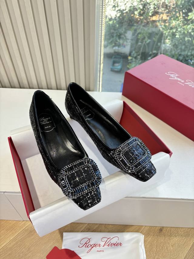 所见即所得代购级别G988 * Rv25最新款花朵系列双钻扣显白C位钻扣玛丽珍单鞋！法式复古感好迷人一眼就相中，显白又显优雅气质~无论是搭配裙装还是牛仔裤都Hi