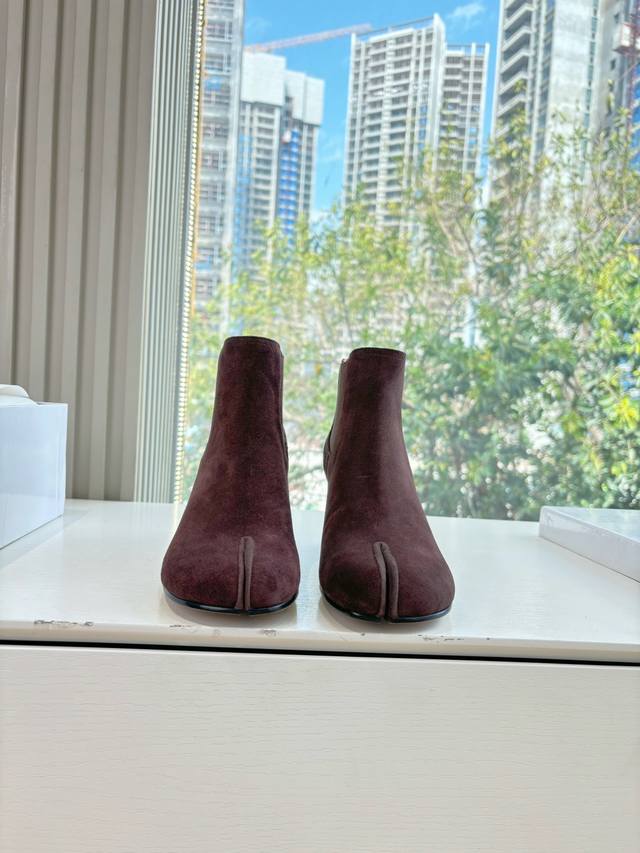 G012所见即所得代购级别 Maison Margiel* 玛吉拉分趾经典款矮跟娃娃头苹果头短靴Mm6家Tabi分趾鞋靴2025新品最高版本买手代购1:1完美复