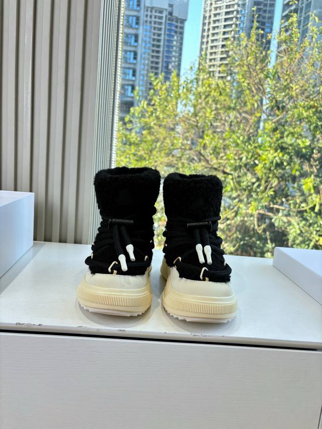G036所见即所得蒙口Moncler25秋冬上新新款保暖羽绒靴 原版复刻 细节完全对版 全新毛靴风向标 非常抢眼 简约百搭不平凡 鞋面：羊毛 内里：植鞣毛里 鞋