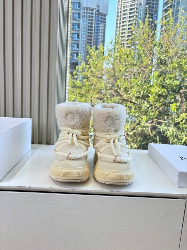 G036所见即所得蒙口Moncler25秋冬上新新款保暖羽绒靴 原版复刻 细节完全对版 全新毛靴风向标 非常抢眼 简约百搭不平凡 鞋面：羊毛 内里：植鞣毛里 鞋