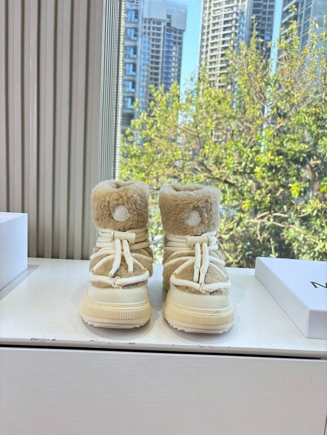G036所见即所得蒙口Moncler25秋冬上新新款保暖羽绒靴 原版复刻 细节完全对版 全新毛靴风向标 非常抢眼 简约百搭不平凡 鞋面：羊毛 内里：植鞣毛里 鞋