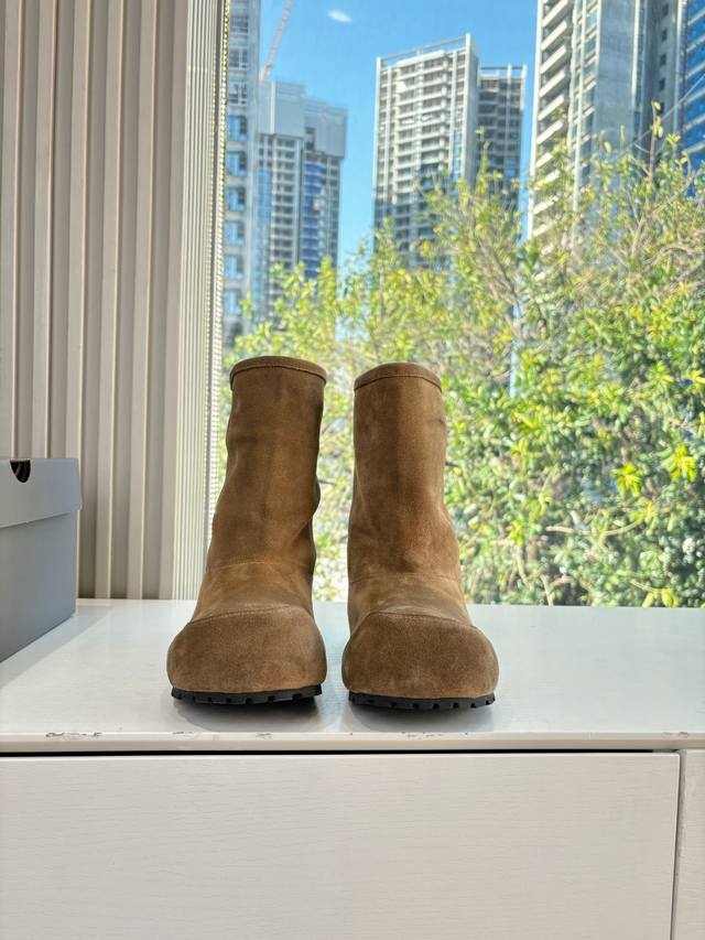 G027中筒代购级别Balenciaga巴黎世家25Fw雪地靴棉鞋Venom认准高版本 这款靴子在设计上独具匠心 以绑带与皮带元素作为亮点 不仅能将靴子稳固贴合