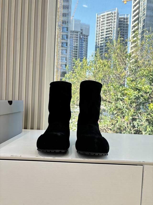 G027中筒代购级别Balenciaga巴黎世家25Fw雪地靴棉鞋Venom认准高版本 这款靴子在设计上独具匠心 以绑带与皮带元素作为亮点 不仅能将靴子稳固贴合