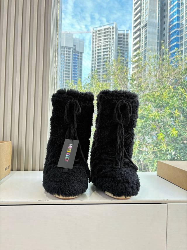 G178所见即所得Moon Boot 秋冬最新款雪地靴 丑萌滑雪鞋超多明星网红种草 秋冬滑雪必备款 现在有一款更另类的雪地靴又杀回来了 内增高5Cm那就是Moo