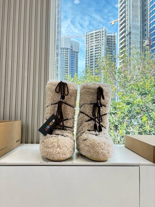 G178所见即所得Moon Boot 秋冬最新款雪地靴 丑萌滑雪鞋超多明星网红种草 秋冬滑雪必备款 现在有一款更另类的雪地靴又杀回来了 内增高5Cm那就是Moo