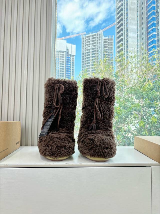 G178所见即所得Moon Boot 秋冬最新款雪地靴 丑萌滑雪鞋超多明星网红种草 秋冬滑雪必备款 现在有一款更另类的雪地靴又杀回来了 内增高5Cm那就是Moo