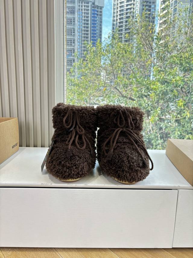 G178所见即所得Moon Boot 秋冬最新款雪地靴 丑萌滑雪鞋超多明星网红种草 秋冬滑雪必备款 现在有一款更另类的雪地靴又杀回来了 内增高5Cm那就是Moo