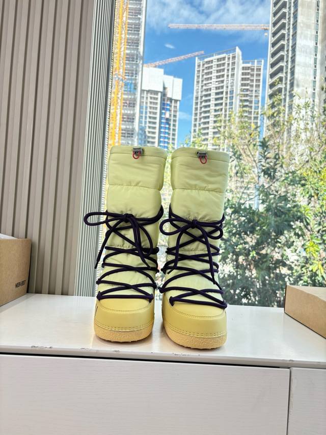 G042所见即所得Inuikii潮牌秋冬秀款羽绒靴滑雪鞋 这款滑雪鞋今年非常爆，色彩搭配非常时尚 超酷个性非常强！潮派炸街！各大网红明星同款！冬季滑雪必备爆款