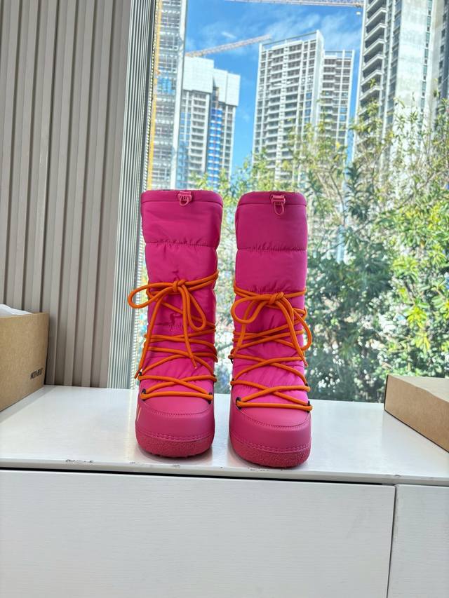 G042所见即所得Inuikii潮牌秋冬秀款羽绒靴滑雪鞋 这款滑雪鞋今年非常爆，色彩搭配非常时尚 超酷个性非常强！潮派炸街！各大网红明星同款！冬季滑雪必备爆款