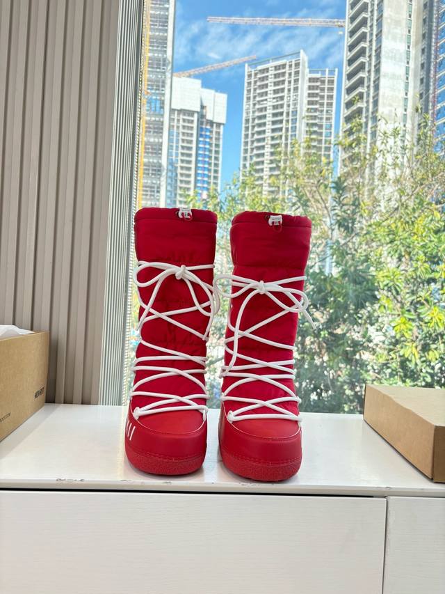 G042所见即所得Inuikii潮牌秋冬秀款羽绒靴滑雪鞋 这款滑雪鞋今年非常爆，色彩搭配非常时尚 超酷个性非常强！潮派炸街！各大网红明星同款！冬季滑雪必备爆款