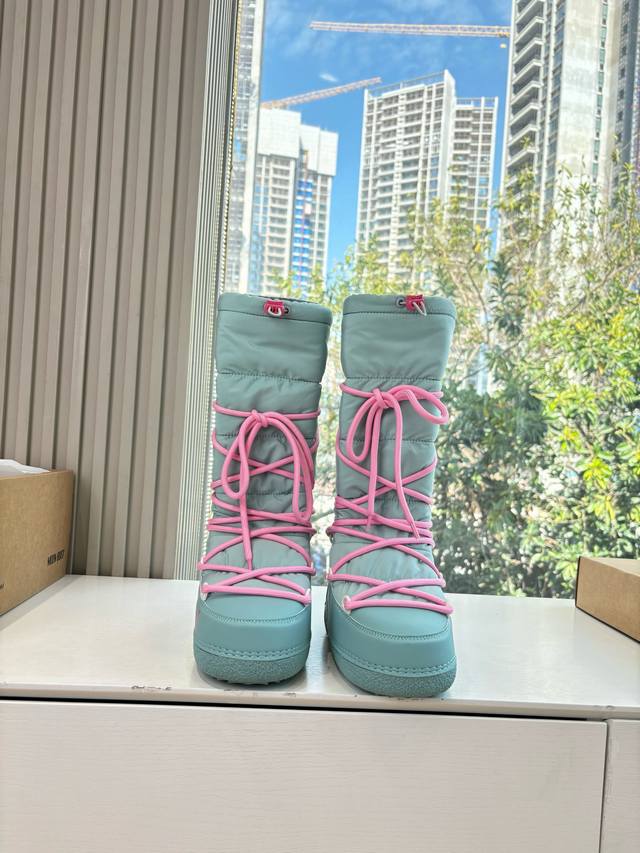 G042所见即所得Inuikii潮牌秋冬秀款羽绒靴滑雪鞋 这款滑雪鞋今年非常爆，色彩搭配非常时尚 超酷个性非常强！潮派炸街！各大网红明星同款！冬季滑雪必备爆款