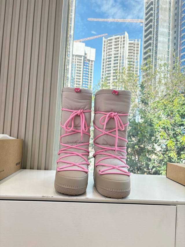 G042所见即所得Inuikii潮牌秋冬秀款羽绒靴滑雪鞋 这款滑雪鞋今年非常爆，色彩搭配非常时尚 超酷个性非常强！潮派炸街！各大网红明星同款！冬季滑雪必备爆款