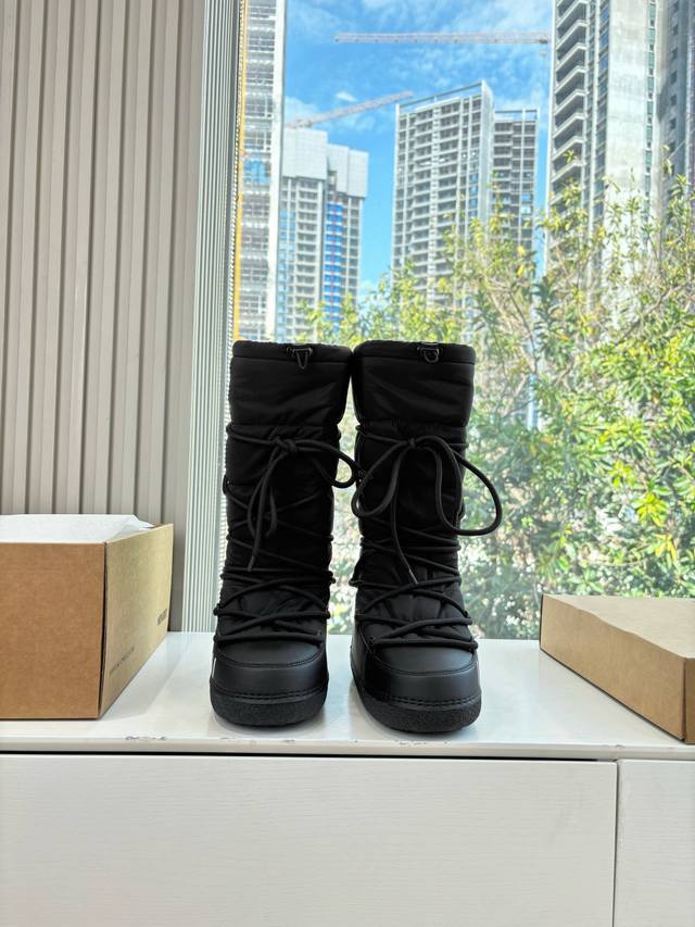 G042所见即所得Inuikii潮牌秋冬秀款羽绒靴滑雪鞋 这款滑雪鞋今年非常爆，色彩搭配非常时尚 超酷个性非常强！潮派炸街！各大网红明星同款！冬季滑雪必备爆款