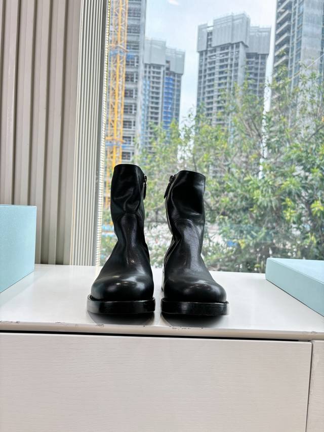 代购级别G067所见即所得prad*普拉达2025秋冬爆款经典款切尔西皱皱靴骑士靴系列 这款上脚超好看.而且可以拉长腿型 市面上鱼龙混杂的货不同，此款卖点在于真