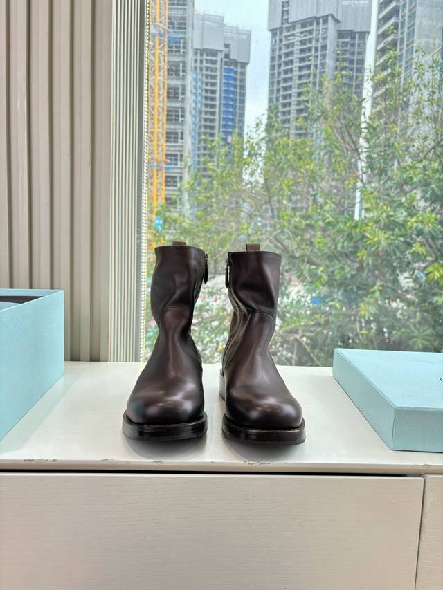 代购级别G067所见即所得prad*普拉达2025秋冬爆款经典款切尔西皱皱靴骑士靴系列 这款上脚超好看.而且可以拉长腿型 市面上鱼龙混杂的货不同，此款卖点在于真