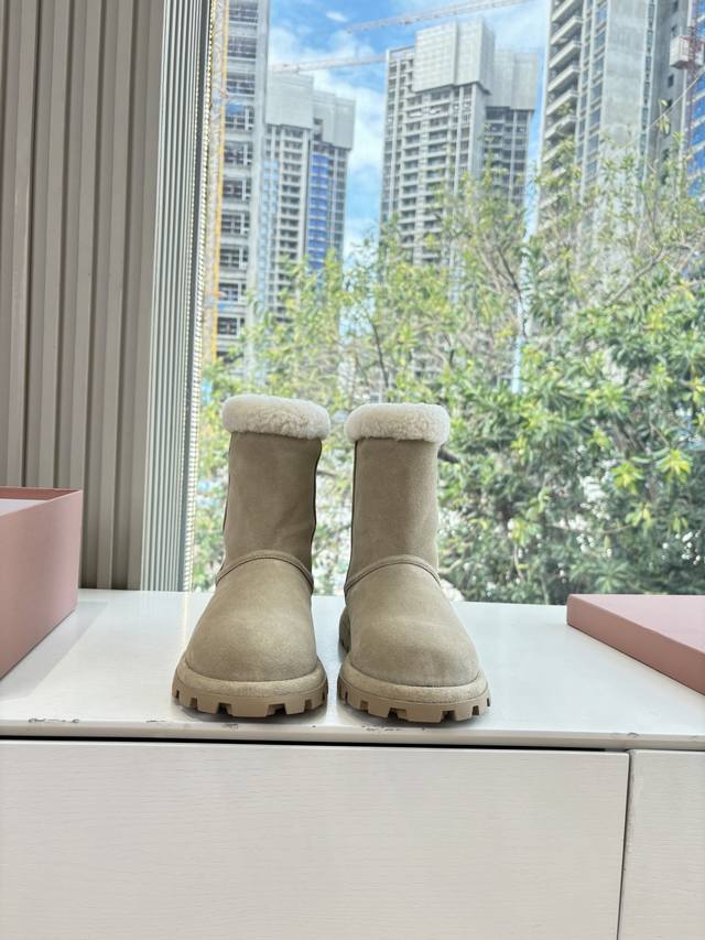 现货供应G741代购级别独家首发Miumiu缪缪毛拖鞋2025秋冬新款棉鞋毛毛靴来自Miu Miu系列的细节特写 新季的潮流要素 与此刻挚爱的概念，多元对撞，传