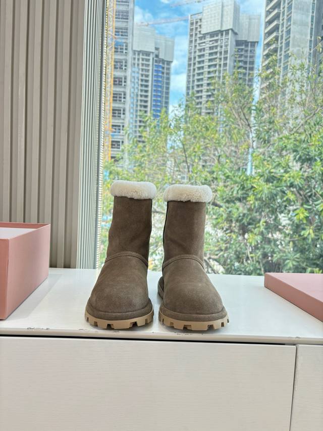 现货供应G741代购级别独家首发Miumiu缪缪毛拖鞋2025秋冬新款棉鞋毛毛靴来自Miu Miu系列的细节特写 新季的潮流要素 与此刻挚爱的概念，多元对撞，传