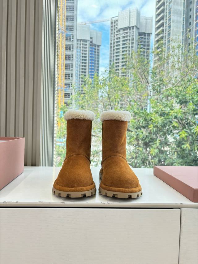 现货供应G741代购级别独家首发Miumiu缪缪毛拖鞋2025秋冬新款棉鞋毛毛靴来自Miu Miu系列的细节特写 新季的潮流要素 与此刻挚爱的概念，多元对撞，传