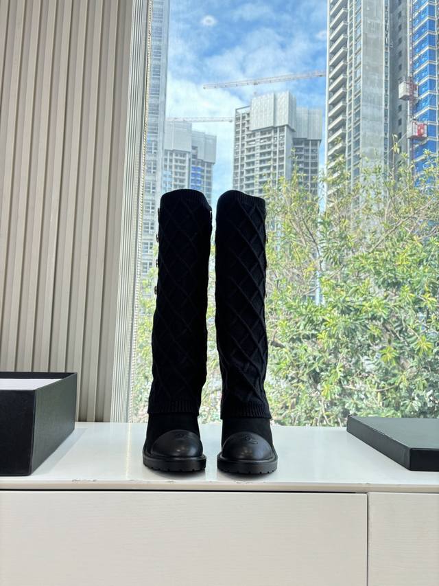 G318所见即所得Chane*｜小香25K秋冬新品拼色针织毛线裤管靴袜子靴 又到了时髦精们疯狂囤秋冬战靴的时候！ 这双靴子 绝对是你鞋柜里的“断货王”潜力股。