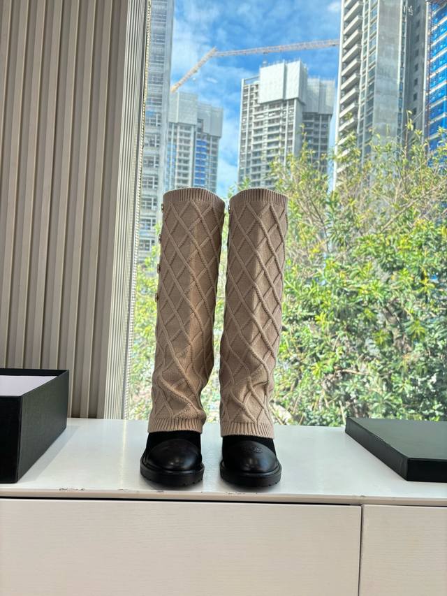 G318所见即所得Chane*｜小香25K秋冬新品拼色针织毛线裤管靴袜子靴 又到了时髦精们疯狂囤秋冬战靴的时候！ 这双靴子 绝对是你鞋柜里的“断货王”潜力股。
