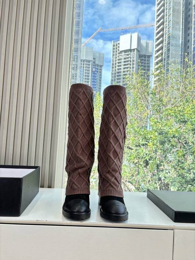 G318所见即所得Chane*｜小香25K秋冬新品拼色针织毛线裤管靴袜子靴 又到了时髦精们疯狂囤秋冬战靴的时候！ 这双靴子 绝对是你鞋柜里的“断货王”潜力股。
