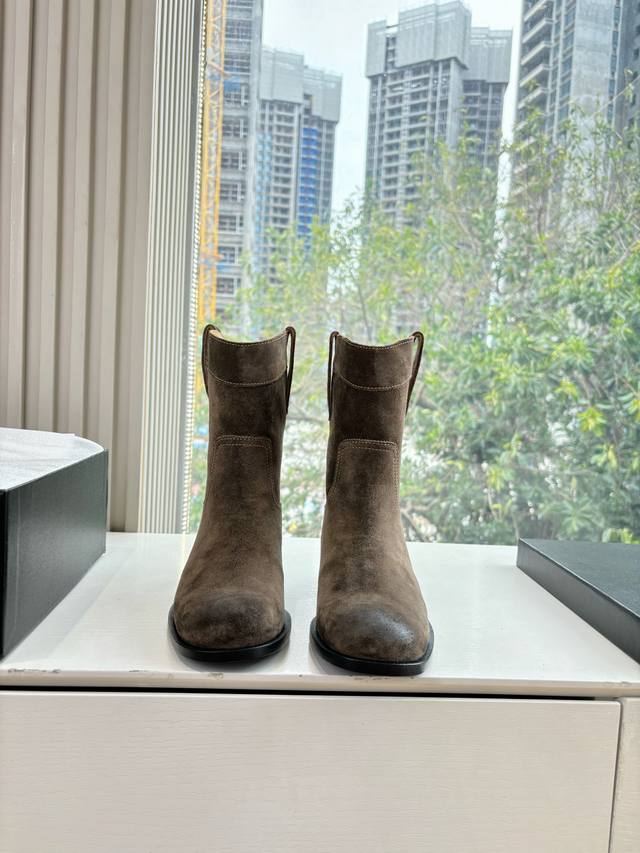 G302代购级别Chanel香奈儿*小香秋冬切尔西短靴新款骑士靴库靴这款骑士靴真的是帅气时尚的代表马丁靴骑士靴靴筒Chanel字母点缀 低调不失奢华！简约时尚个