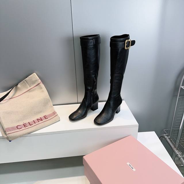 高品质出厂 ！顶级品质Miumiu缪缪2025秋冬季新款圆头粗跟弹力长靴高靴今年官网主推的爆款 Miu家一直以来都是以少女心Blingbling著称，这款秋冬靴