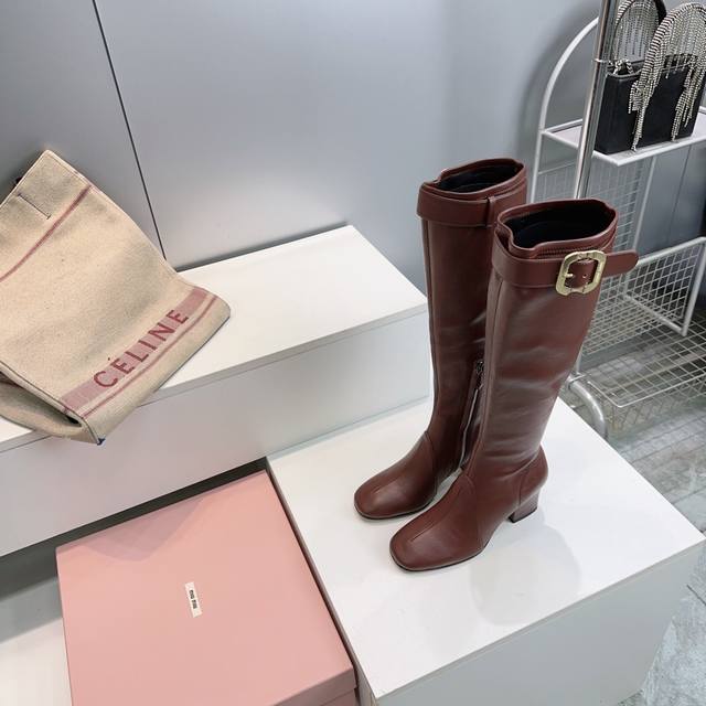 高品质出厂 ！顶级品质Miumiu缪缪2025秋冬季新款圆头粗跟弹力长靴高靴今年官网主推的爆款 Miu家一直以来都是以少女心Blingbling著称，这款秋冬靴