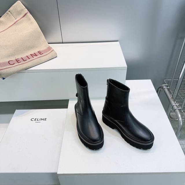高品质出厂 ！顶级品质Celine赛琳25Ss秋冬凯旋门经典复古松糕厚底系带、扣带马丁靴短靴系列！这个秋冬为女神们专属定制的一系列潮流单品！系带厚底增高的设计版