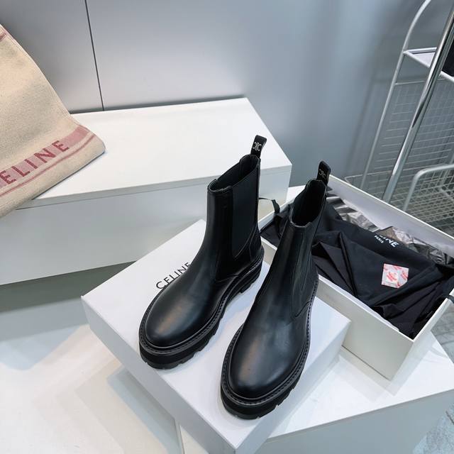 高品质出厂 ！顶级品质Celine赛琳25Ss秋冬凯旋门经典复古松糕厚底系带、扣带马丁靴短靴系列！这个秋冬为女神们专属定制的一系列潮流单品！系带厚底增高的设计版