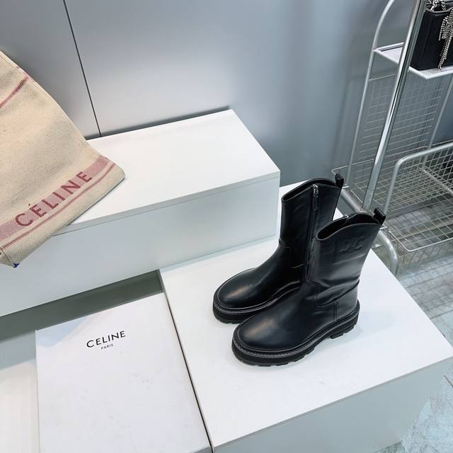 高品质出厂 ！顶级品质Celine赛琳25Ss秋冬凯旋门经典复古松糕厚底系带、扣带马丁靴短靴系列！这个秋冬为女神们专属定制的一系列潮流单品！系带厚底增高的设计版